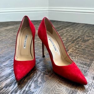 Treat yourself! Red suede Manolo Blahnik pumps. Holiday stunners! 👠